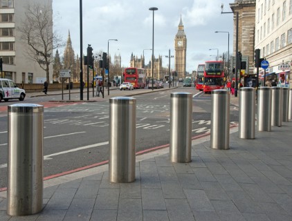 車両突入テロ対策 特殊ボラード